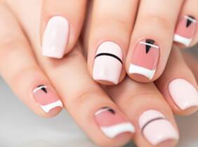 Manicura y/o pedicura con opción a acrílico en Salón de Belleza Movar