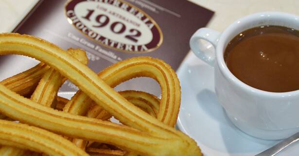 2 tazas de chocolate con churros en Chocolatería Los artesanos 1902