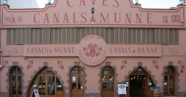 Barcelona Cata de vino con visita a bodega y menú marinero con copa para 2 o 4