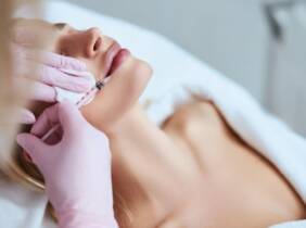 Valencia Infiltración de relleno dérmico para aumento de labios