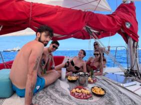 Barcelona Salida de 2 horas en barco con tripulación para hasta 4 personas
