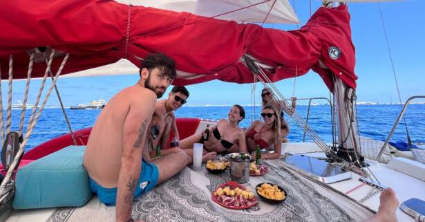 Barcelona Salida de 2 horas en barco con tripulación para hasta 4 personas