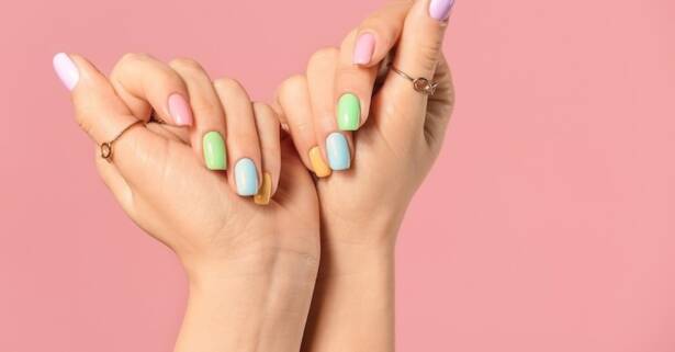 Valencia Manicura y/o pedicura con esmaltado normal o semipermanente