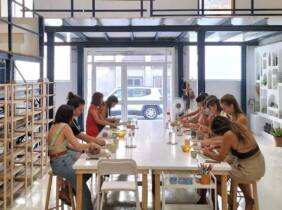 Barcelona Taller de cerámica con opción a dos copas de vino para 1 o 2 personas