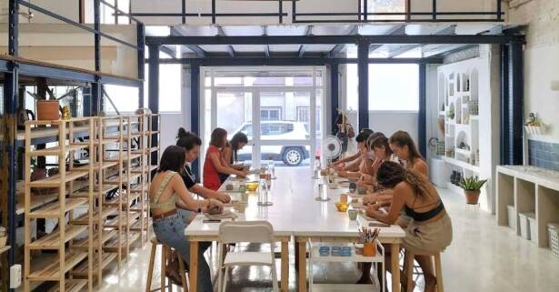 Barcelona Taller de cerámica con opción a dos copas de vino para 1 o 2 personas