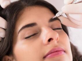 Barcelona Luce unas cejas impecables con una sesión de microshading de cejas