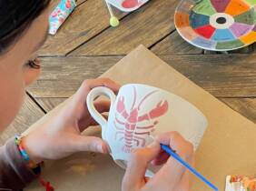 Málaga Taller de pintar tu taza-beach club Playa Santa con bebida para 1 o 2