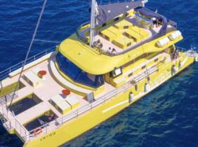 Barcelona Paseo de 1 hora en catamarán a vela por la costa de Barcelona