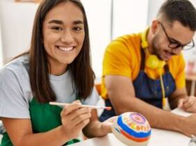 Barcelona ¡Taller de pintura en cerámica con bebidas para 1 o 2 personas!