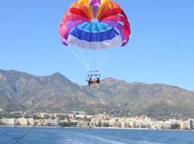 Málaga Paseo en parasailing para 2 o 3 personas