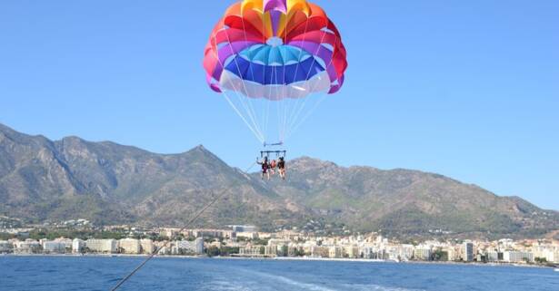 Málaga Paseo en parasailing para 2 o 3 personas