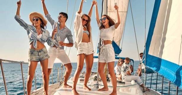 Barcelona 2 o 3 horas de paseo privado en velero de 2 a 7 personas