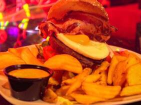 Barcelona Menú de hamburguesa o bocadillo para 2 o 4 personas y opción a postre