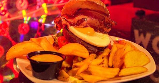 Barcelona Menú de hamburguesa o bocadillo para 2 o 4 personas y opción a postre