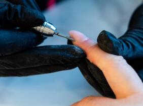Málaga Manicura y/o pedicura con esmaltado convencional o semipermanente