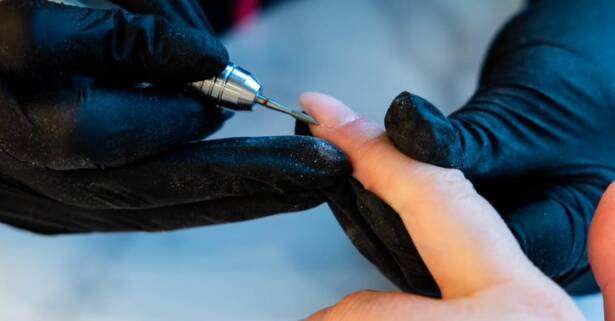 Málaga Manicura y/o pedicura con esmaltado convencional o semipermanente
