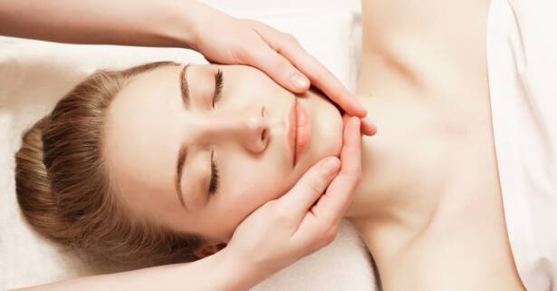 A Coruña Peeling facial Hollywood peel con mascarilla de carbón activo y láser
