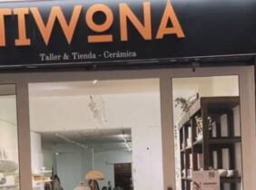 Barcelona Taller de cerámica de 2 h con barra libre de vino para 1 o 2 personas