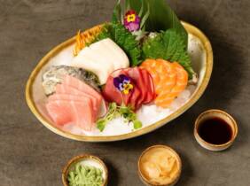 Málaga ¡Saborea la tradición! Menú de sushi para 2 o 4 con postre incluido
