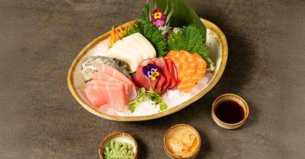 Málaga ¡Saborea la tradición! Menú de sushi para 2 o 4 con postre incluido