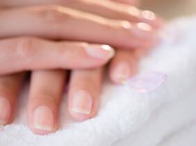 Barcelona Manicura y pedicura con esmaltado normal o semipermanente