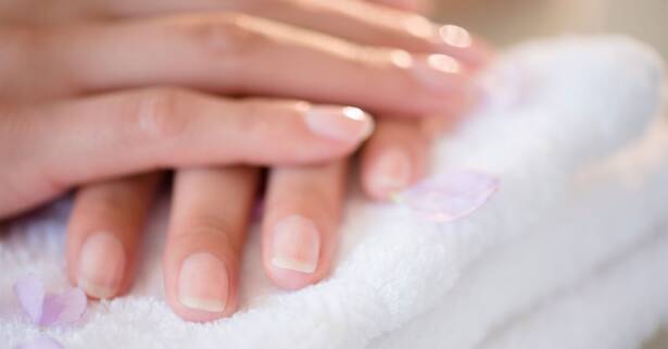 Barcelona Manicura y pedicura con esmaltado normal o semipermanente