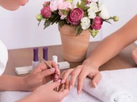 Barcelona Manicura y o pedicura clásica con esmaltado normal o semipermanente