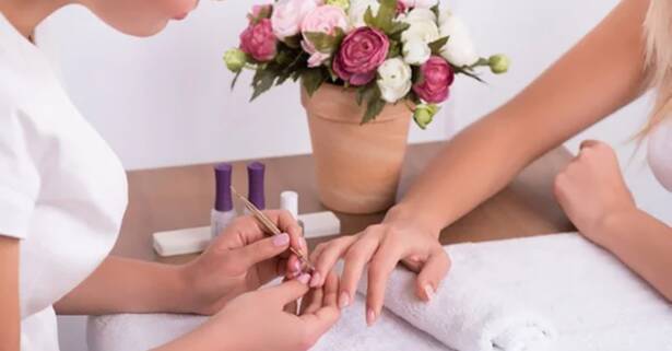 Barcelona Manicura y o pedicura clásica con esmaltado normal o semipermanente