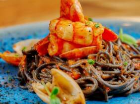 Barcelona Saborea la tradición mediterránea: menú con botella de vino para 2 o 4