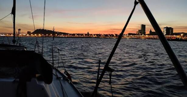 Barcelona Paseo en barco de 2 a 11 personas por la costa de Barcelona