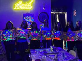 Valencia Taller de pintura de 2 h con picoteo y vino ilimitado para 1 o 2 pax.
