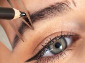 Málaga Micropigmentación a elegir entre cejas y eyeliner con un retoque