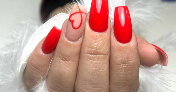 Málaga Sesión de manicura y/o pedicura con esmaltado normal o semipermanente