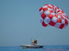Málaga Vive una experiencia única con un paseo en parasailing para 2 personas