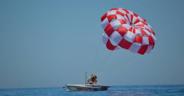 Málaga Vive una experiencia única con un paseo en parasailing para 2 personas