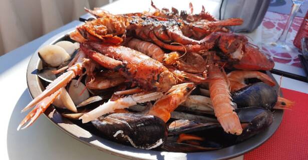 Barcelona Mariscada con bogavante para 2 con vino en restaurante mediterráneo