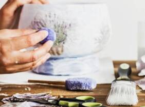 Málaga Taller de Decoupage con vino y aperitivo para 1 o 2 personas
