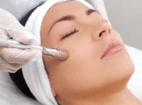 Barcelona Microlifting facial con Dermapen y vitaminas en rostro y cuello