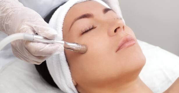 Barcelona Microlifting facial con Dermapen y vitaminas en rostro y cuello