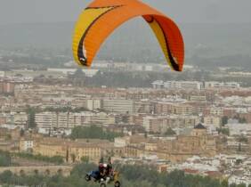 Córdoba Bautismo de vuelo en parapente sobrevolando el Guadalquivir y Córdoba