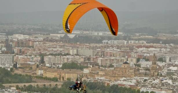 Córdoba Bautismo de vuelo en parapente sobrevolando el Guadalquivir y Córdoba