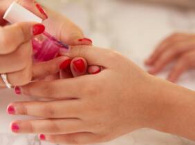 Valencia Manicura o pedicura tradicional o semipermanente en Mamen Nails