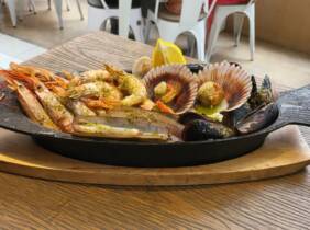 Tenerife Mariscada o bandeja de mejillones o marisco con botella de vino para 2