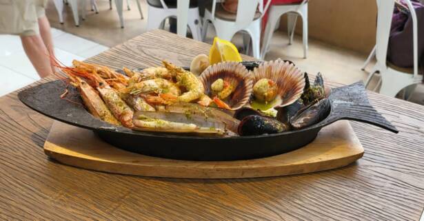 Tenerife Mariscada o bandeja de mejillones o marisco con botella de vino para 2