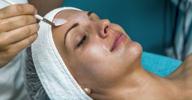 A Coruña Limpieza facial con mascarilla o con peeling y luz LED