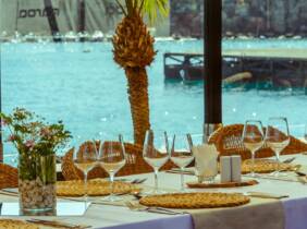 Las Palmas La isla bonita: day pass para 2 personas con cóctel y comida en Maroa