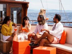 Barcelona Vive una velada mágica a bordo de una goleta de madera para 1 o 2