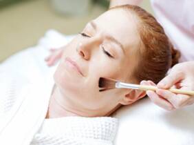 Sevilla Hasta 53% de dto. en Tratamiento facial - Peeling en Athenea Cosmetologia Y Medicina Estetica