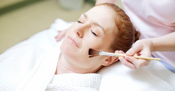 Sevilla Hasta 53% de dto. en Tratamiento facial - Peeling en Athenea Cosmetologia Y Medicina Estetica