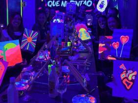 Málaga Taller de pintura fluorescente con vino ilimitado para 1 o 2 personas